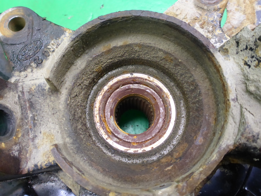 Кулак поворотный передний правый