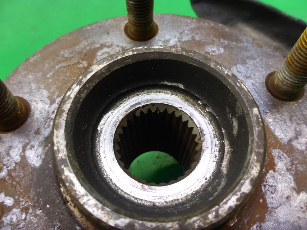 Кулак поворотный передний правый