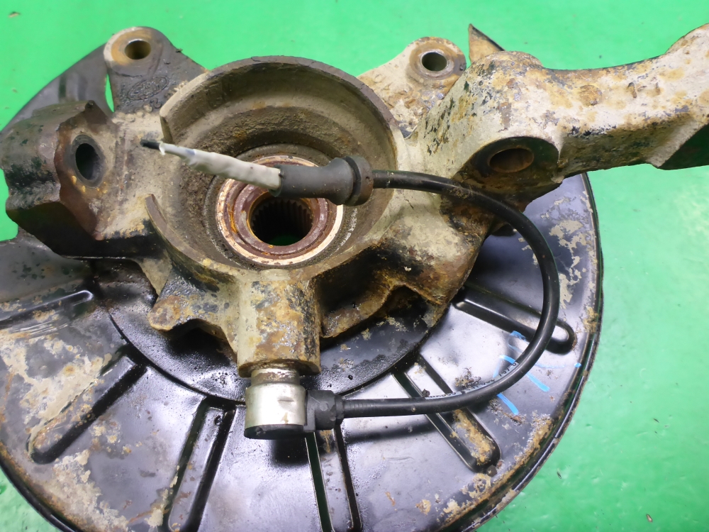 Кулак поворотный передний правый