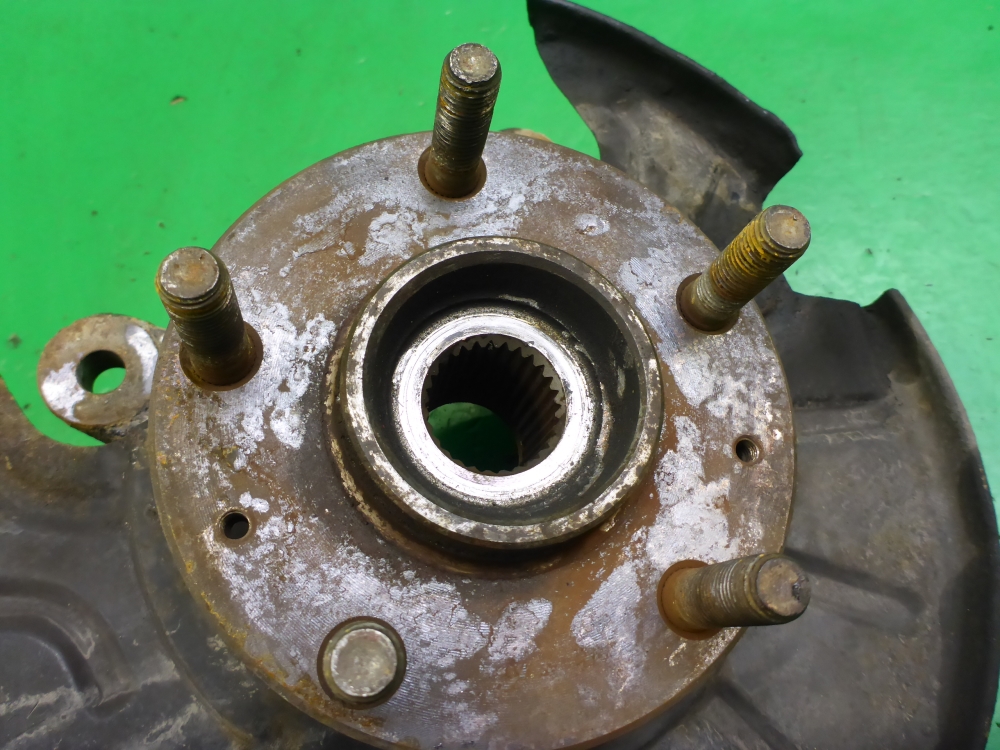 Кулак поворотный передний правый