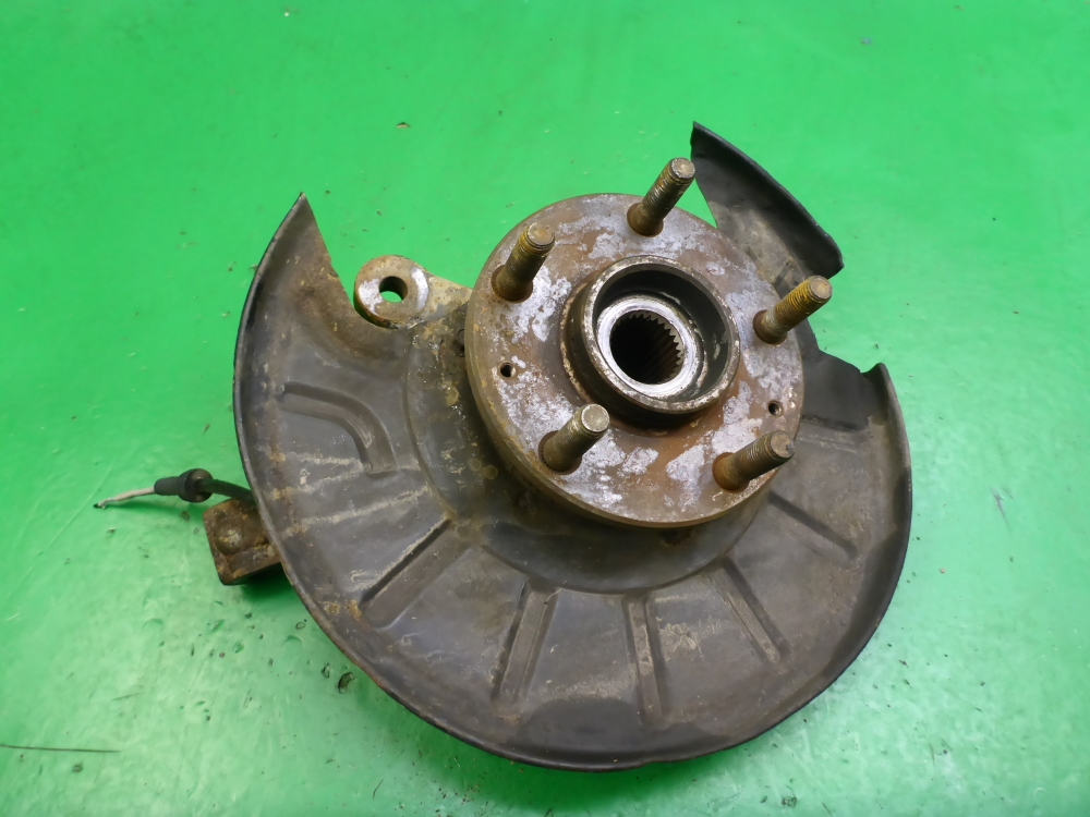 Кулак поворотный передний правый