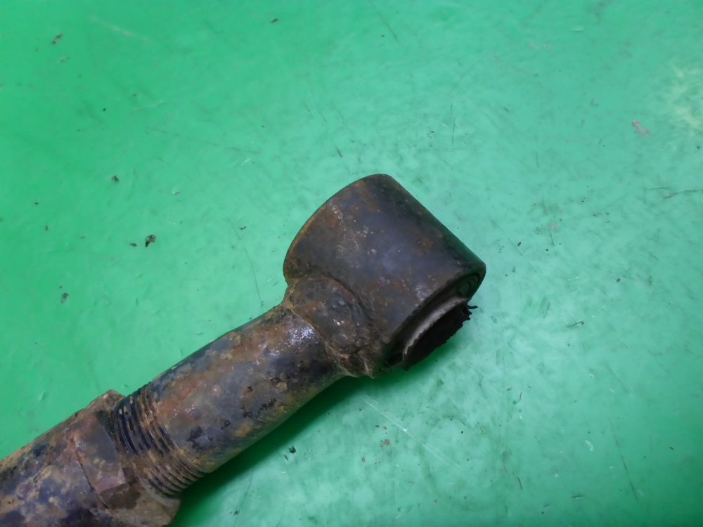 Тяга задняя поперечная