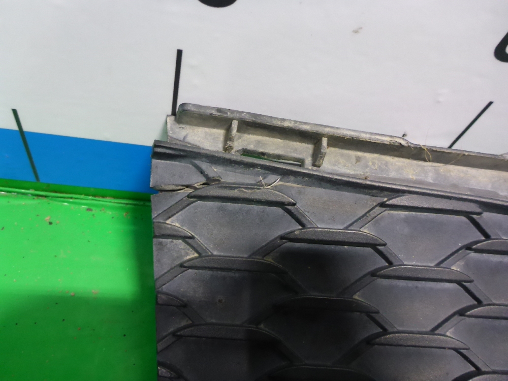 Решетка в бампер центральная