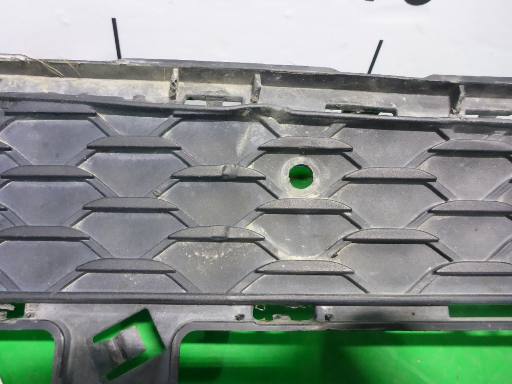 Решетка в бампер центральная