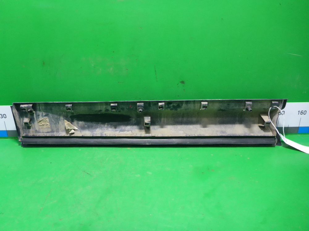 Накладка двери передней правой