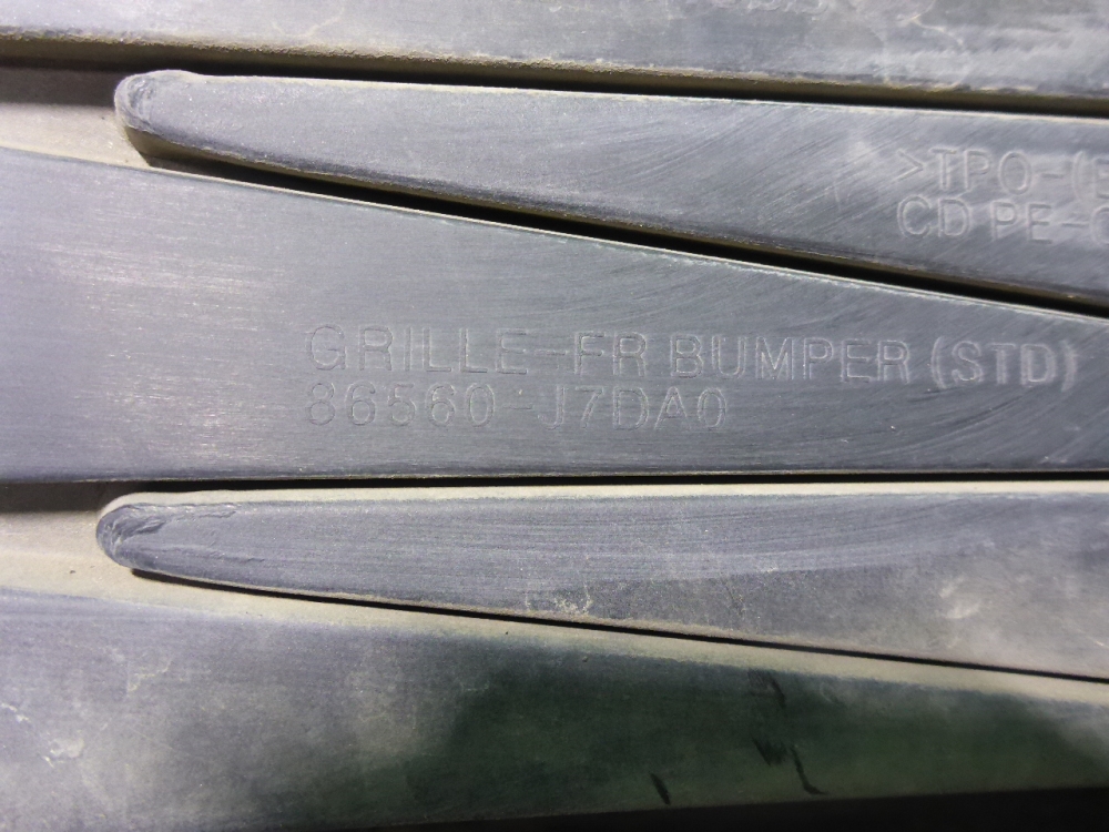 Решетка в бампер центральная