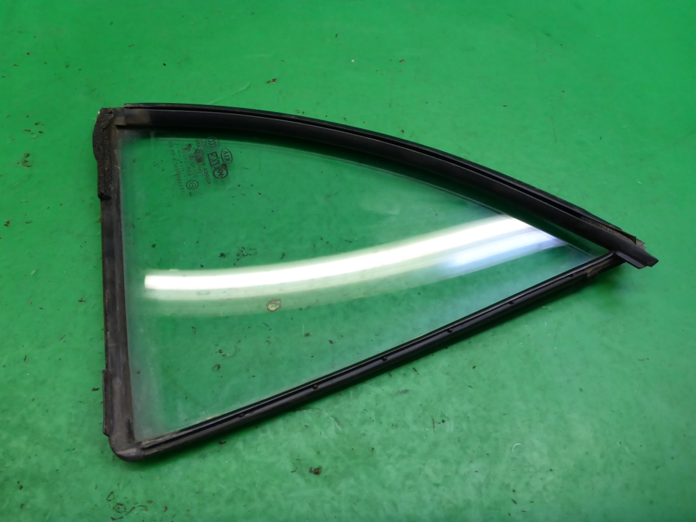 Стекло двери задней левой (форточка)