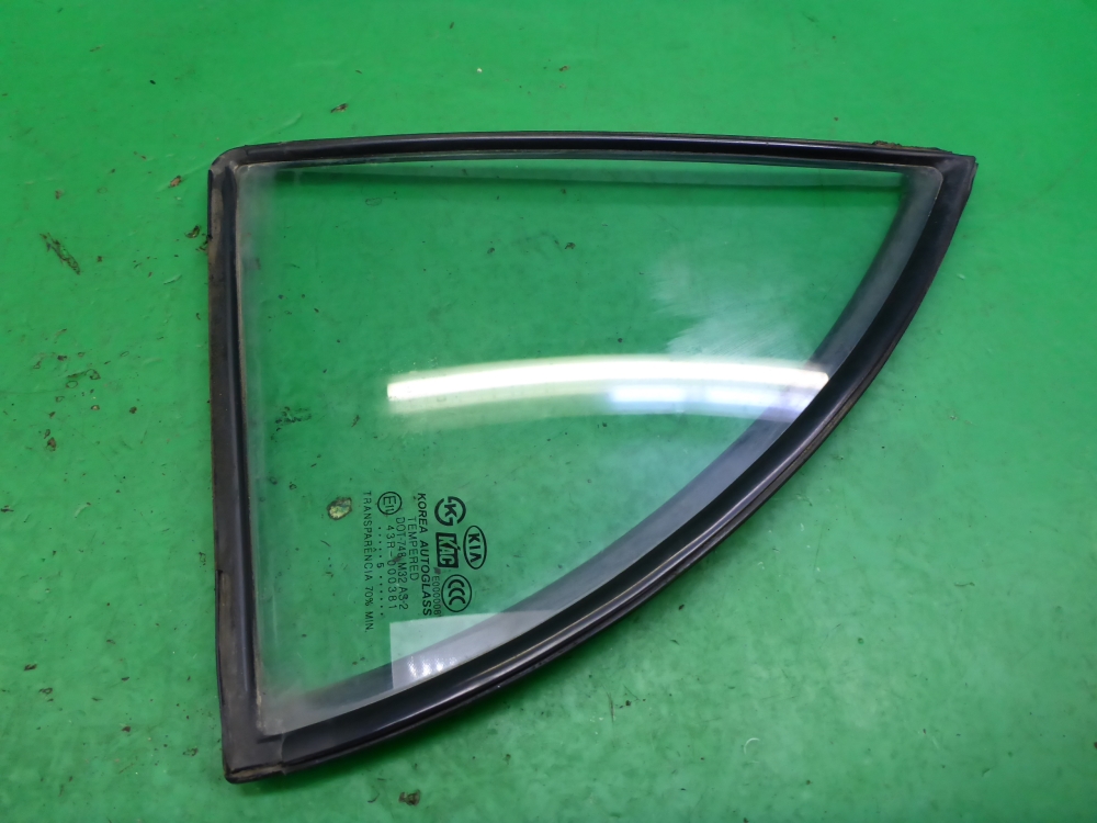 Стекло двери задней левой (форточка)
