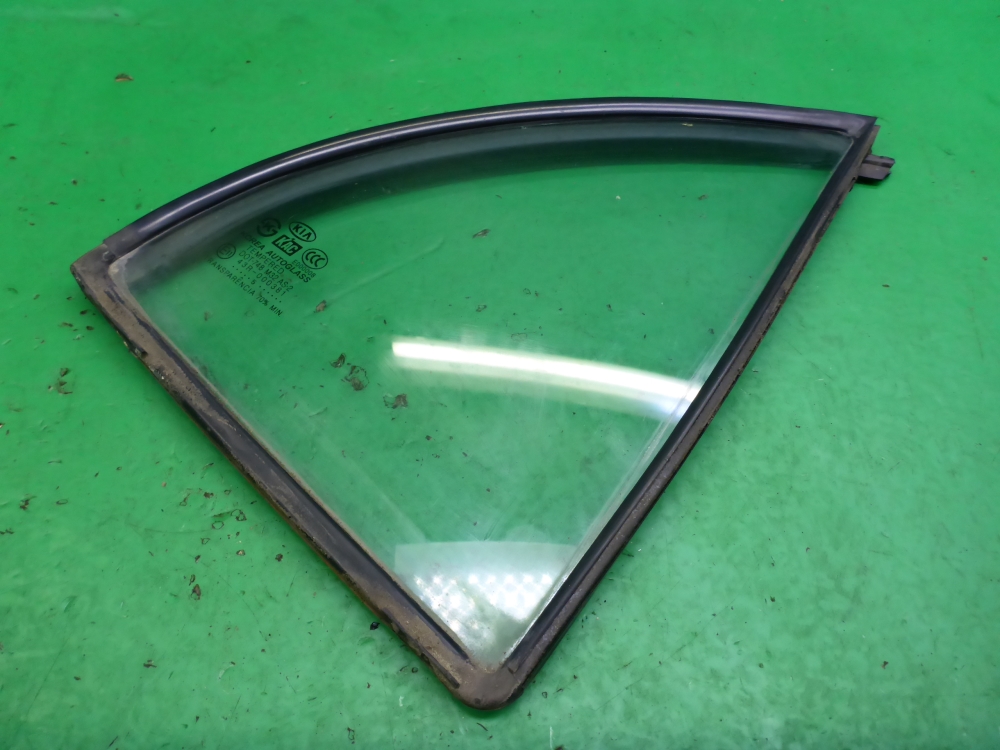 Стекло двери задней правой (форточка)