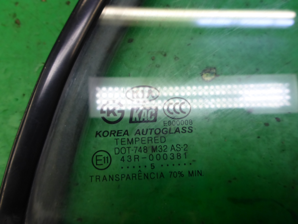 Стекло двери задней правой (форточка)