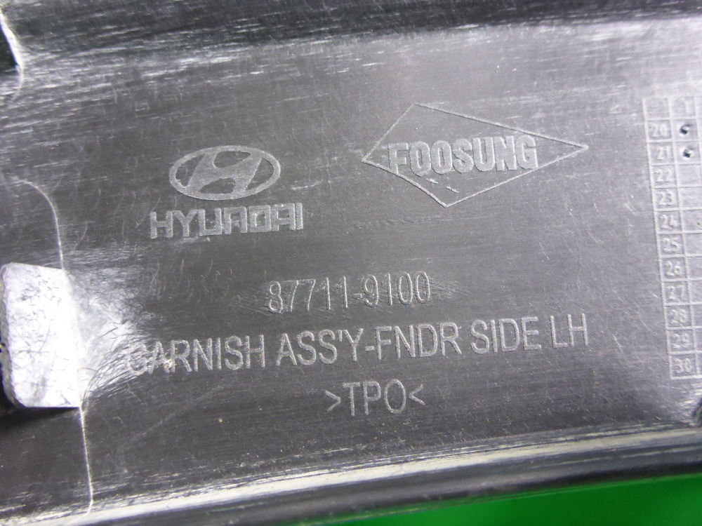 Накладка переднего крыла левого