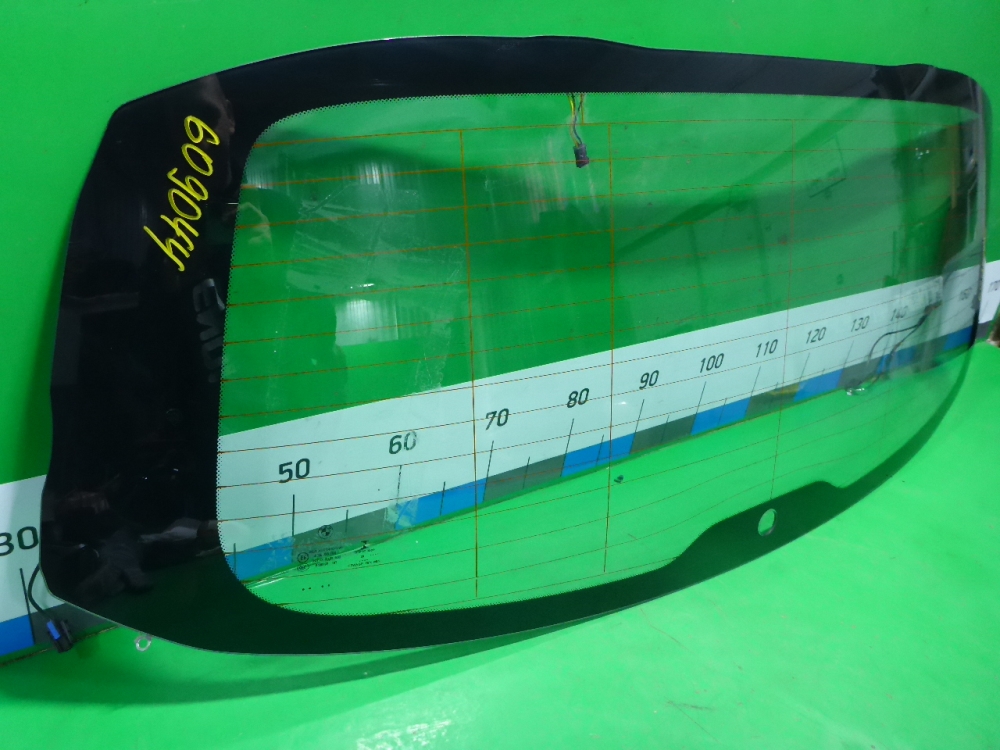 Стекло двери багажника