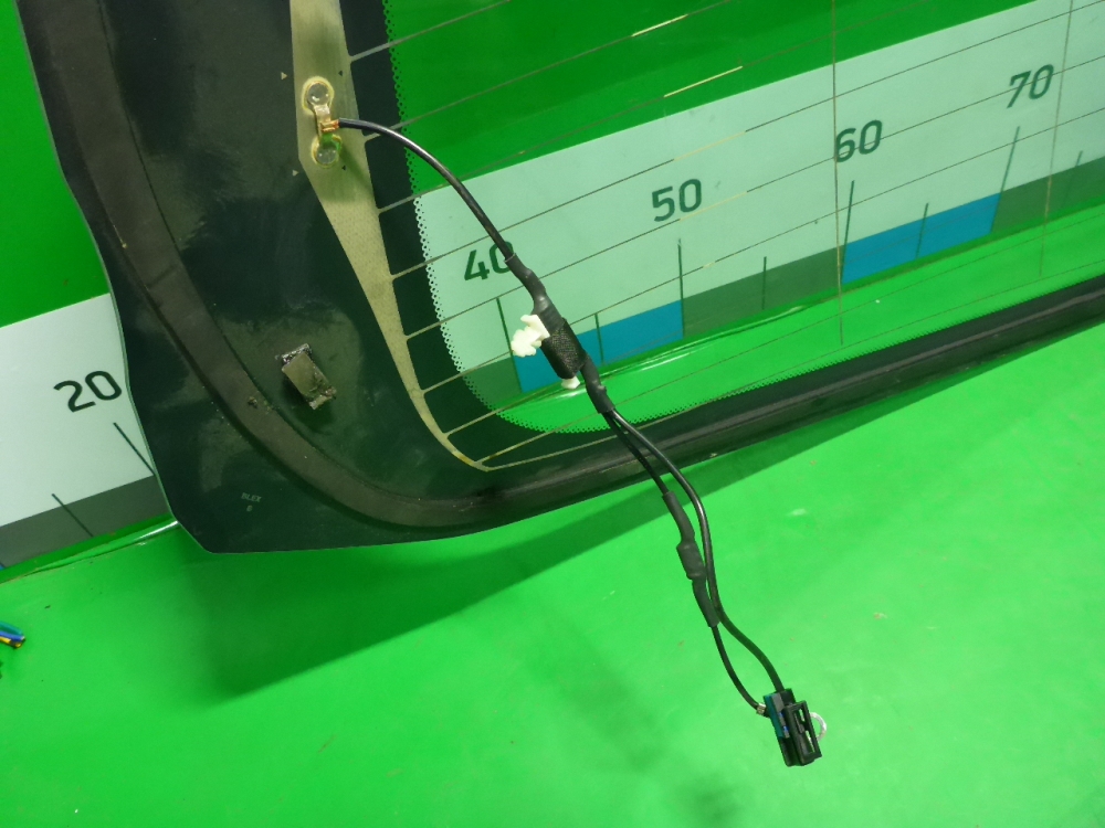 Стекло двери багажника