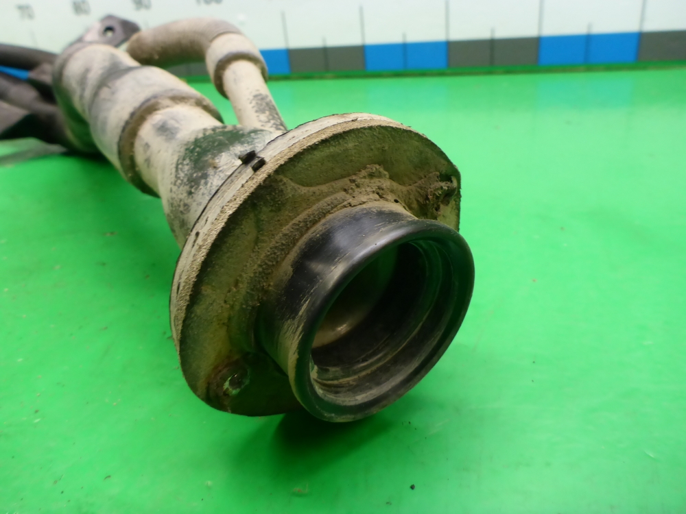 Горловина топливного бака