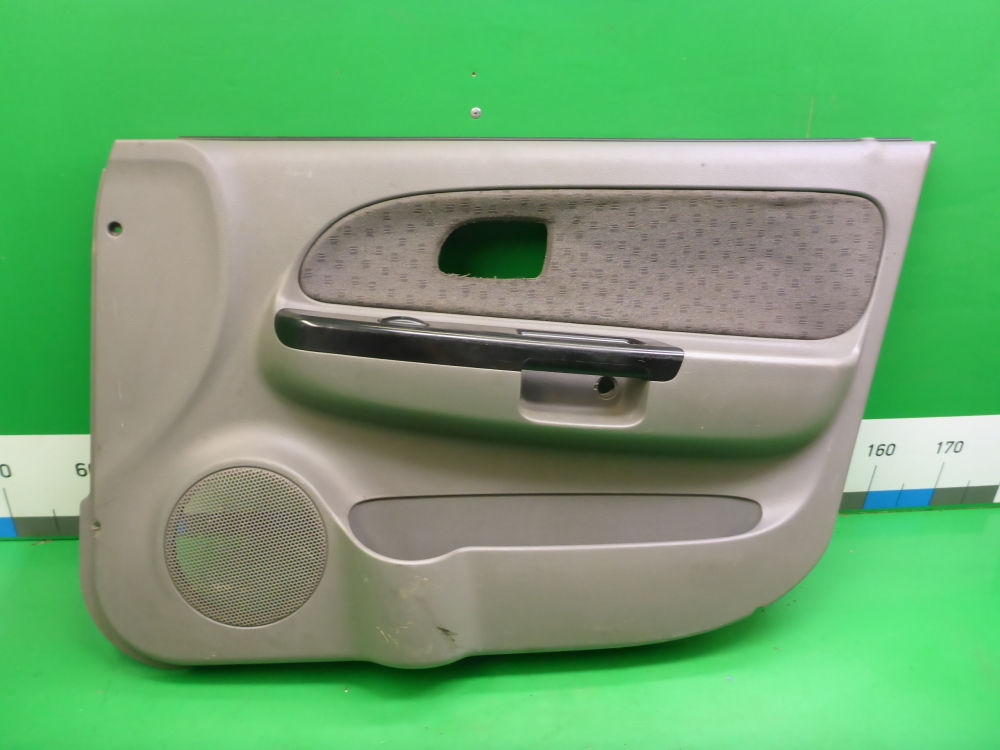 Обшивка двери передней правой