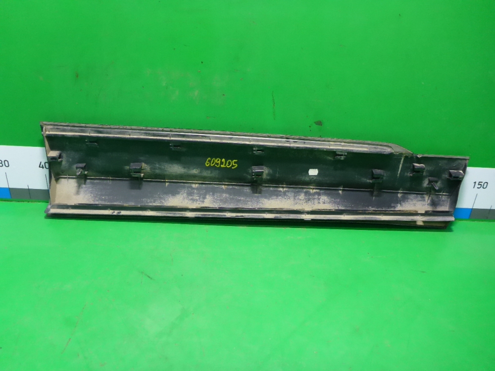 Накладка двери передней левой