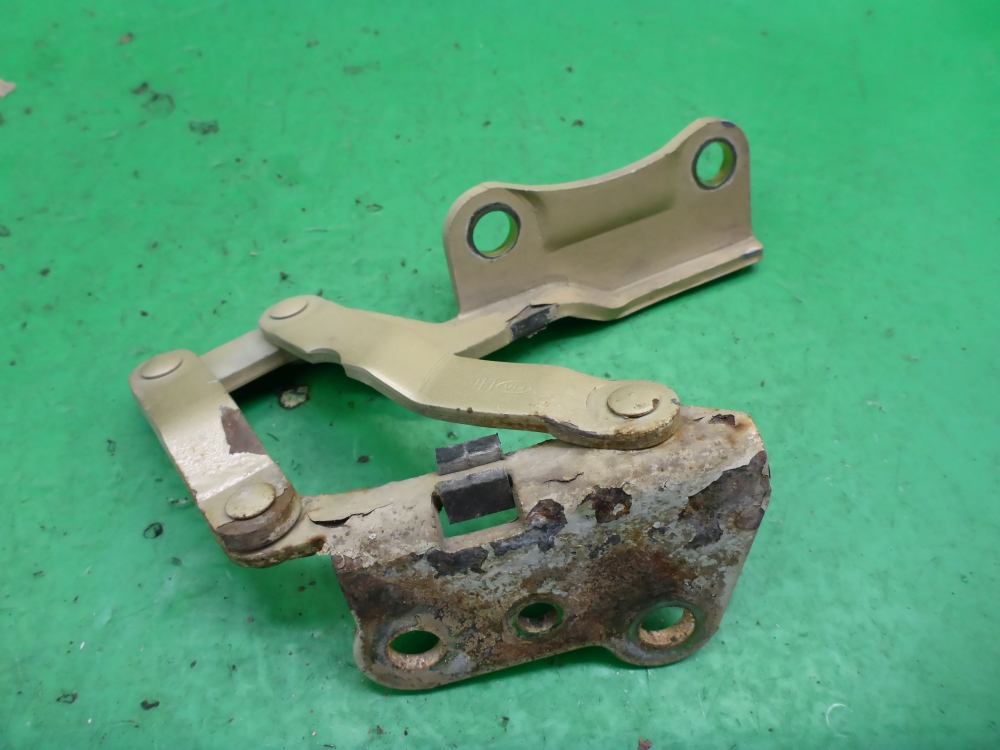 Петля капота левая