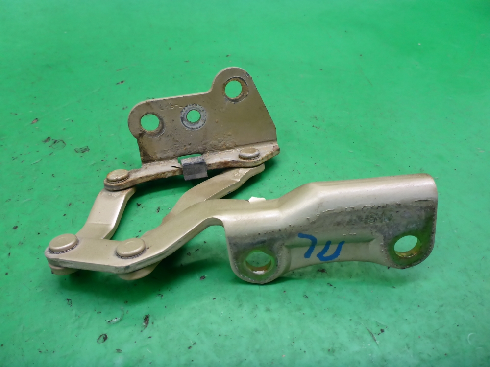 Петля капота левая