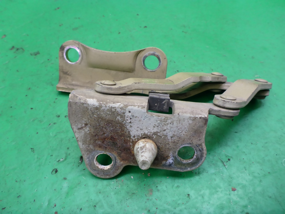 Петля капота правая