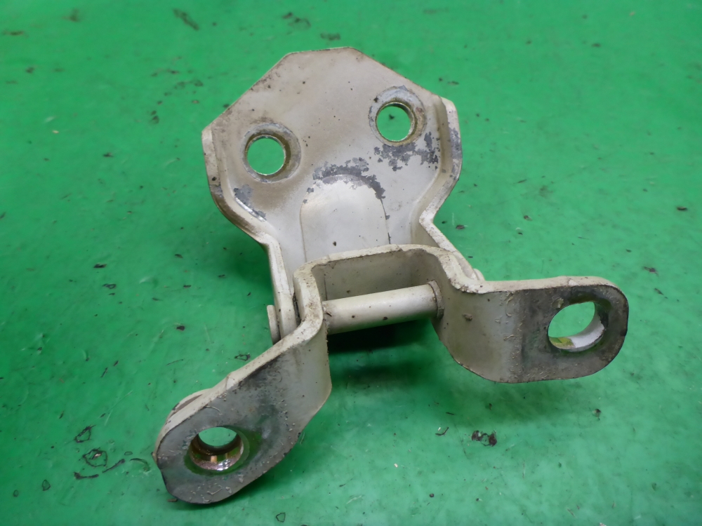 Петля двери передней правой верхняя