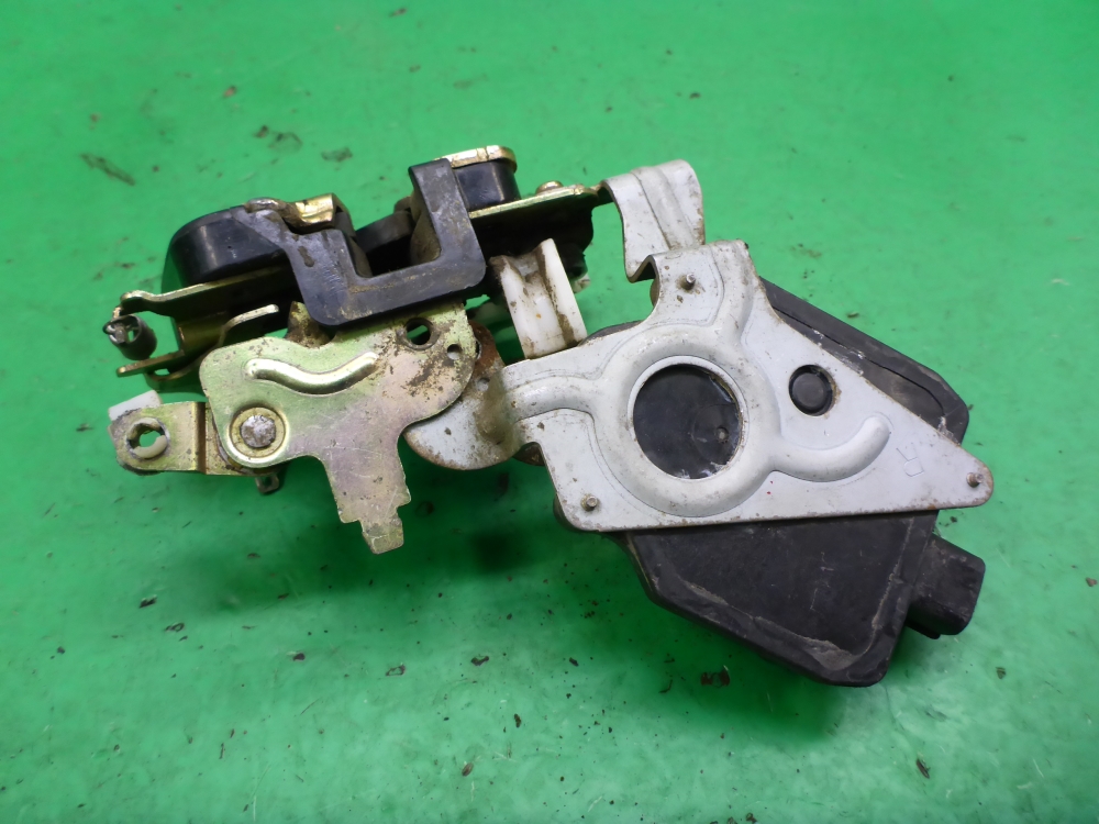 Замок двери передней правой