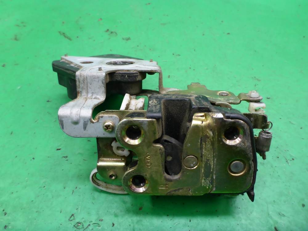 Замок двери передней правой