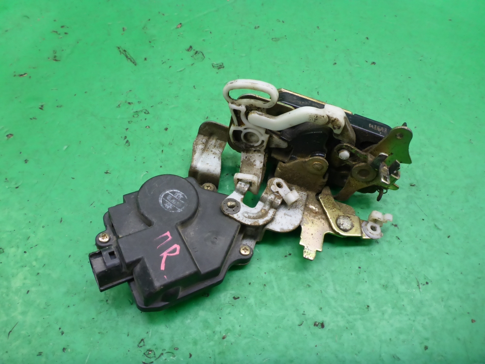 Замок двери передней правой