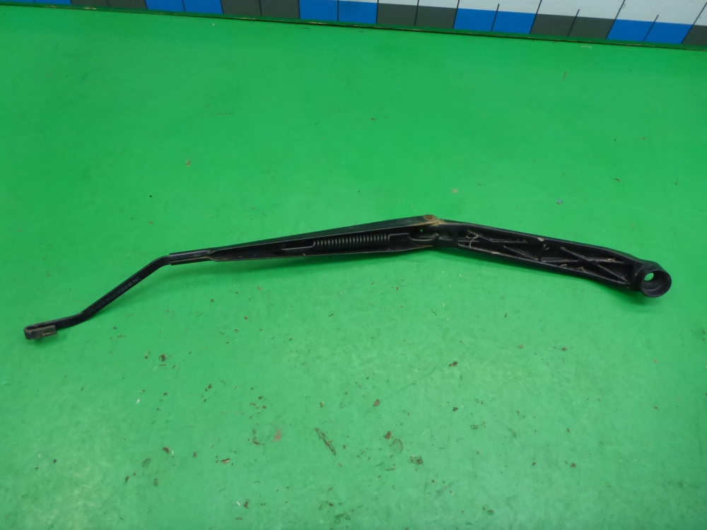 Поводок стеклоочистителя передний правый