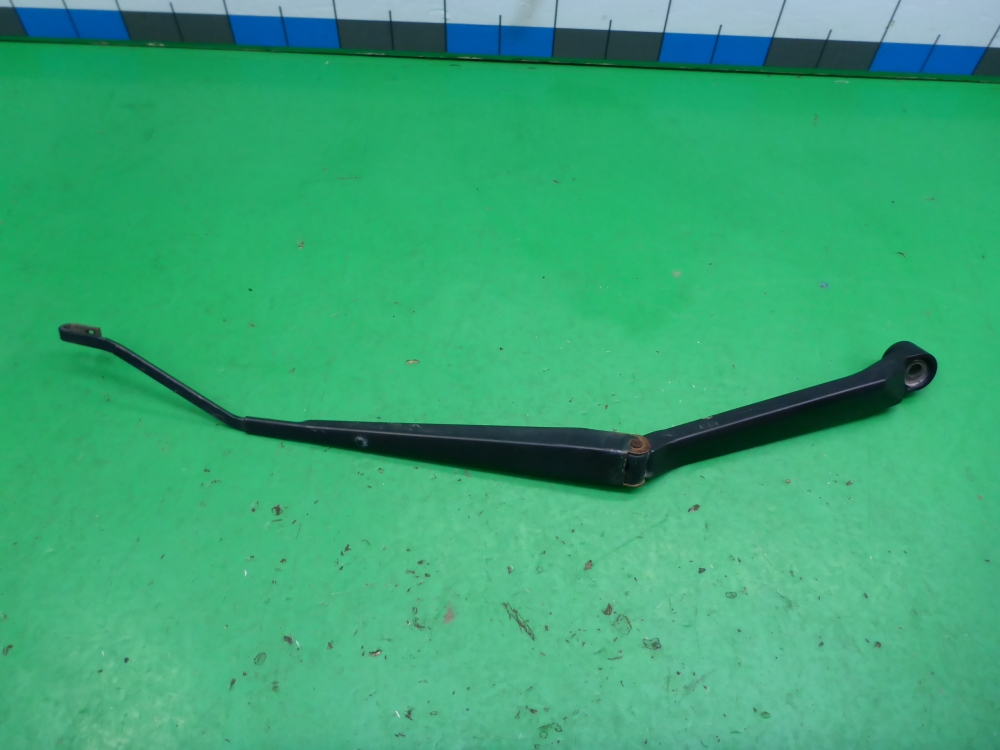 Поводок стеклоочистителя передний правый