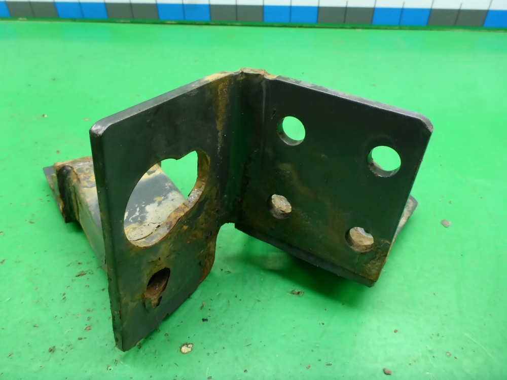 Кронштейн усилителя переднего бампера правый