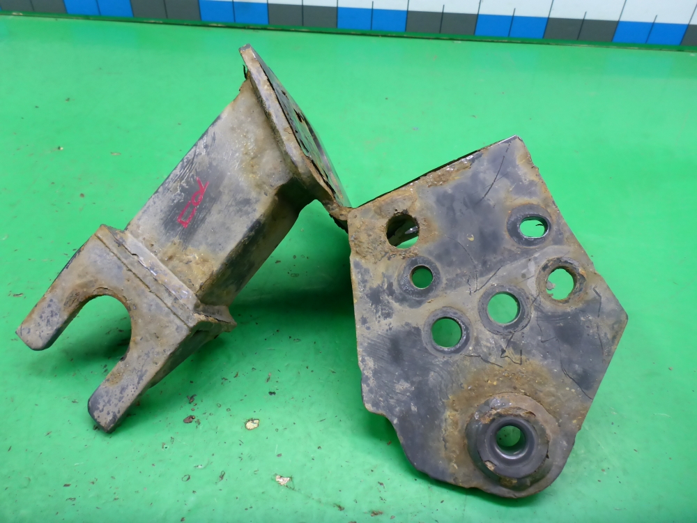 Кронштейн усилителя переднего бампера правый