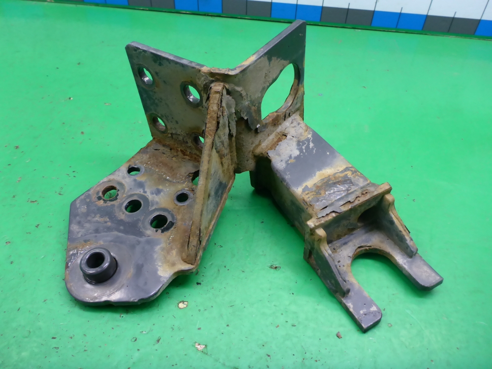 Кронштейн усилителя переднего бампера правый