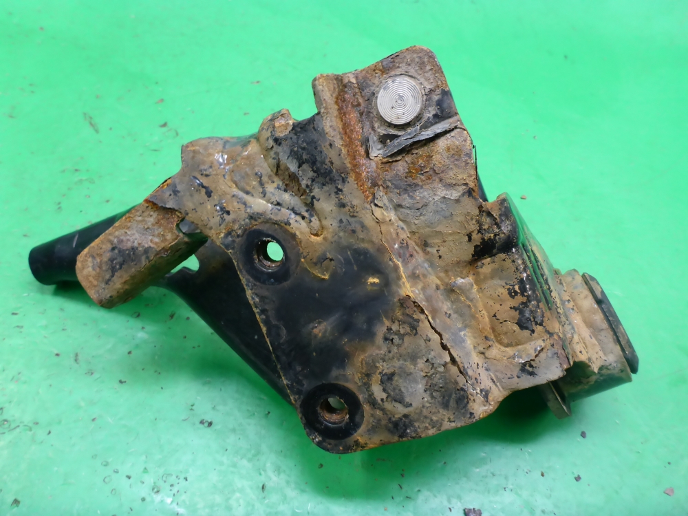 Петля решетки радиатора