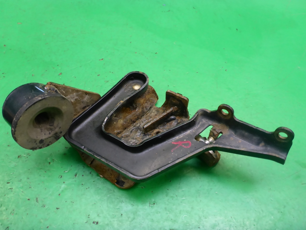 Петля решетки радиатора