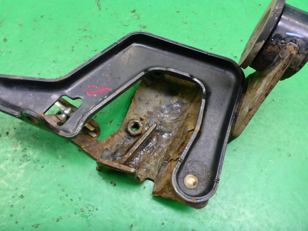 Петля решетки радиатора