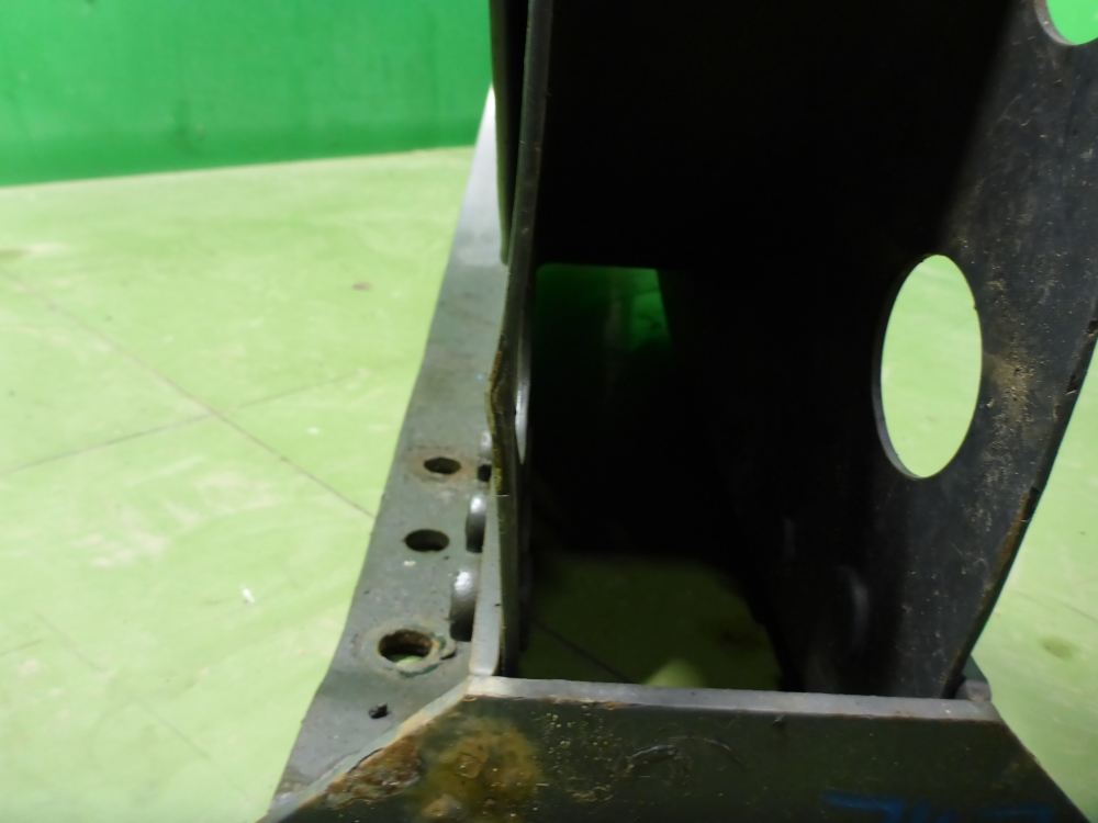 Кронштейн крепления топливного бака