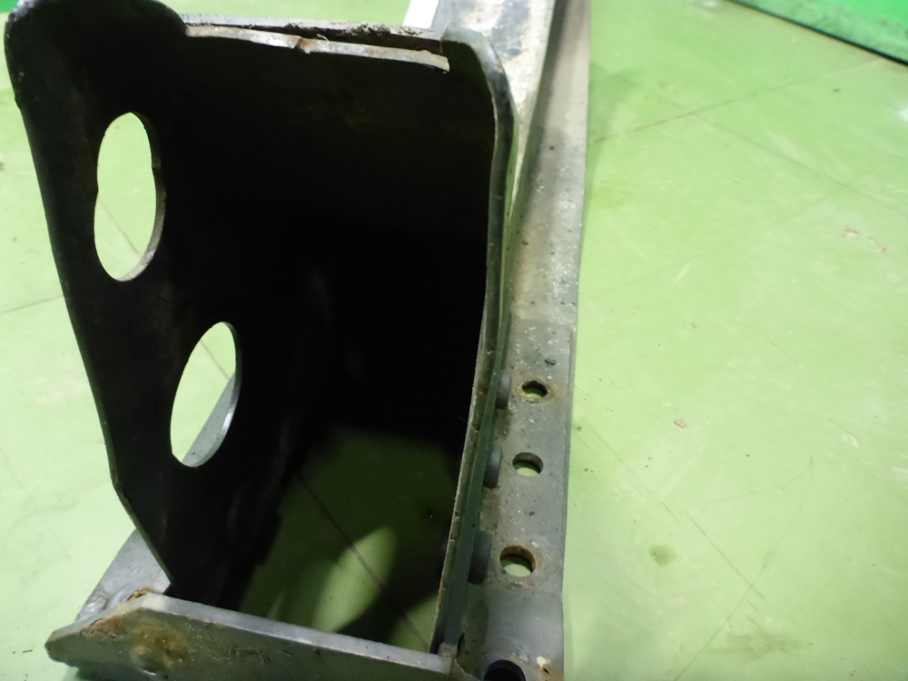 Кронштейн крепления топливного бака