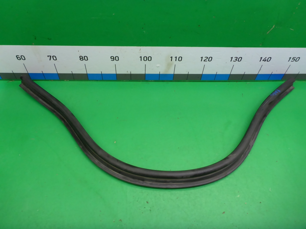 Уплотнитель капота