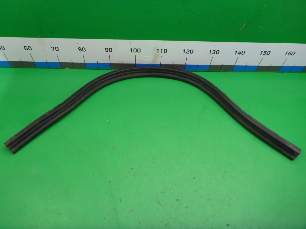 Уплотнитель капота