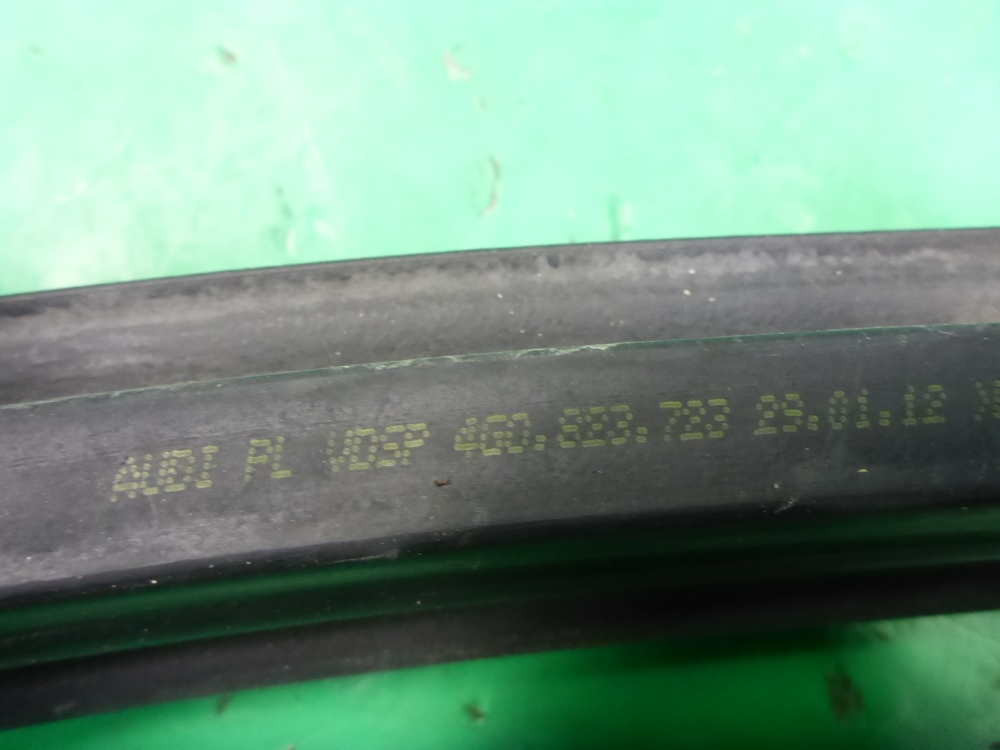 Уплотнитель капота