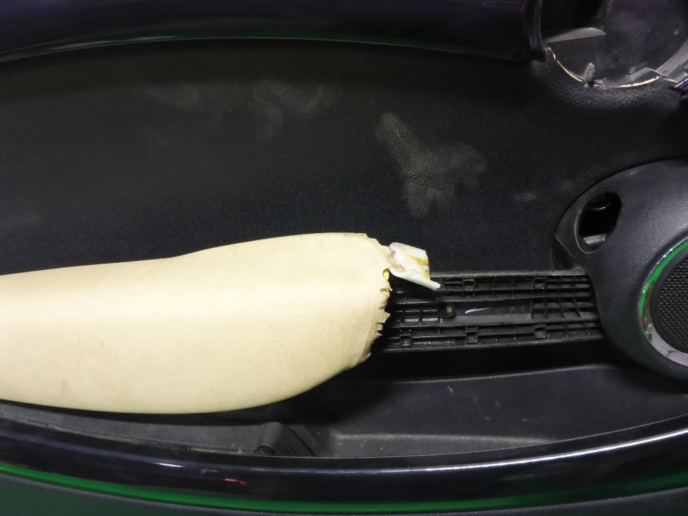 Обшивка двери передней левой