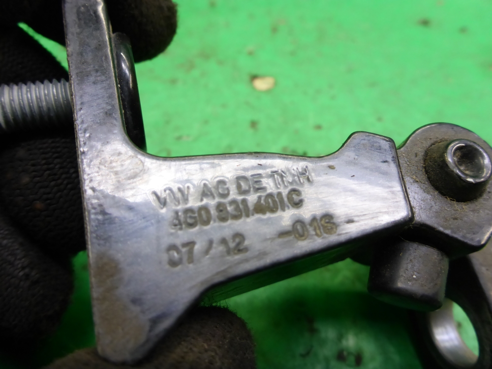 Петля двери задней левой верхняя