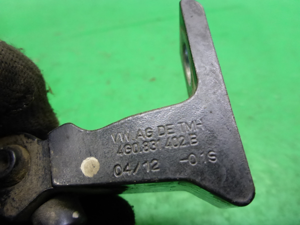 Петля двери передней правой нижняя