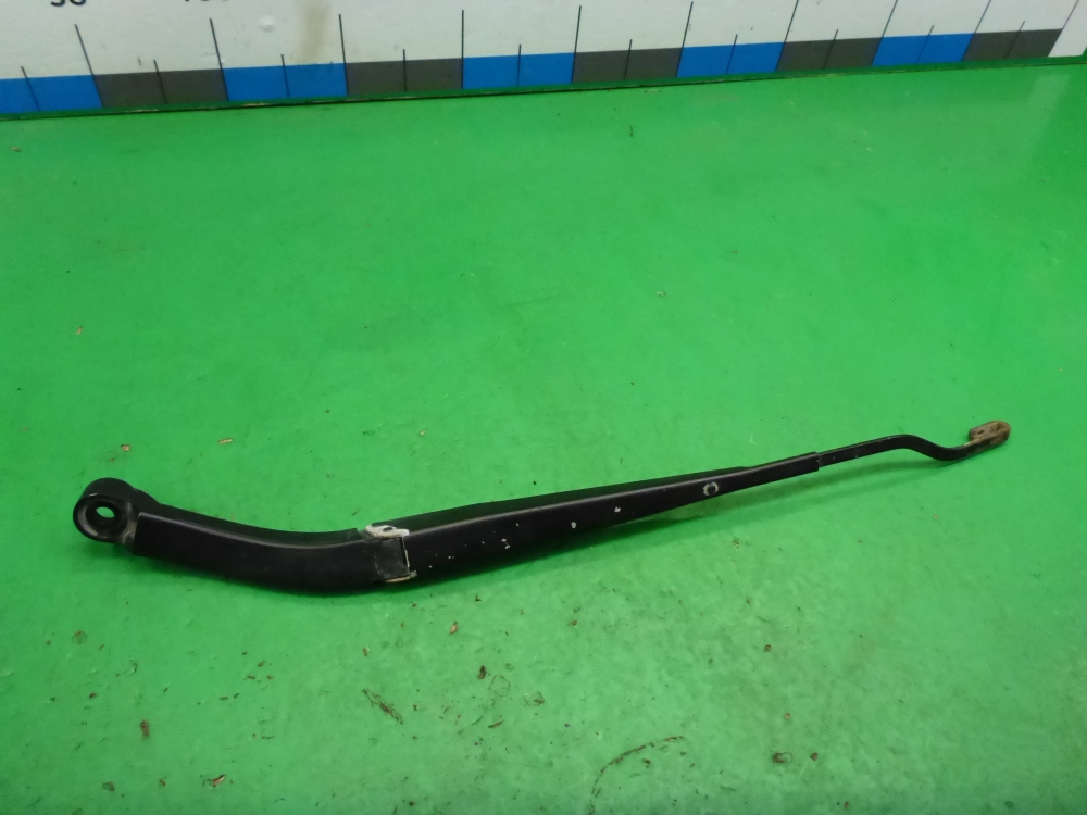 Поводок стеклоочистителя передний правый