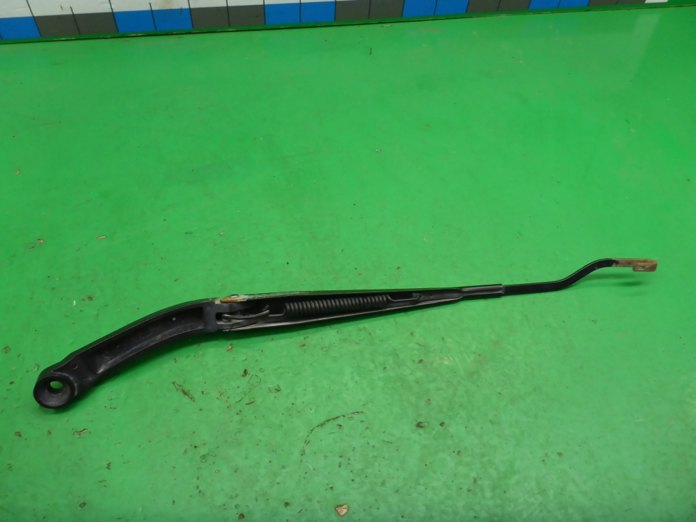 Поводок стеклоочистителя передний правый