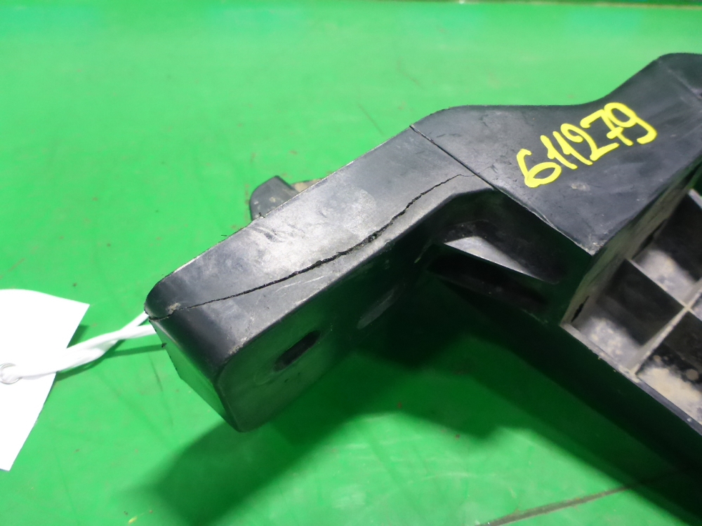 Кронштейн фар левый