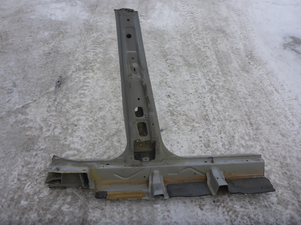 Порог со стойкой левый