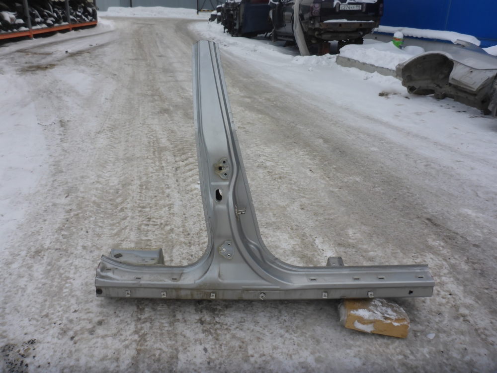 Порог со стойкой правый