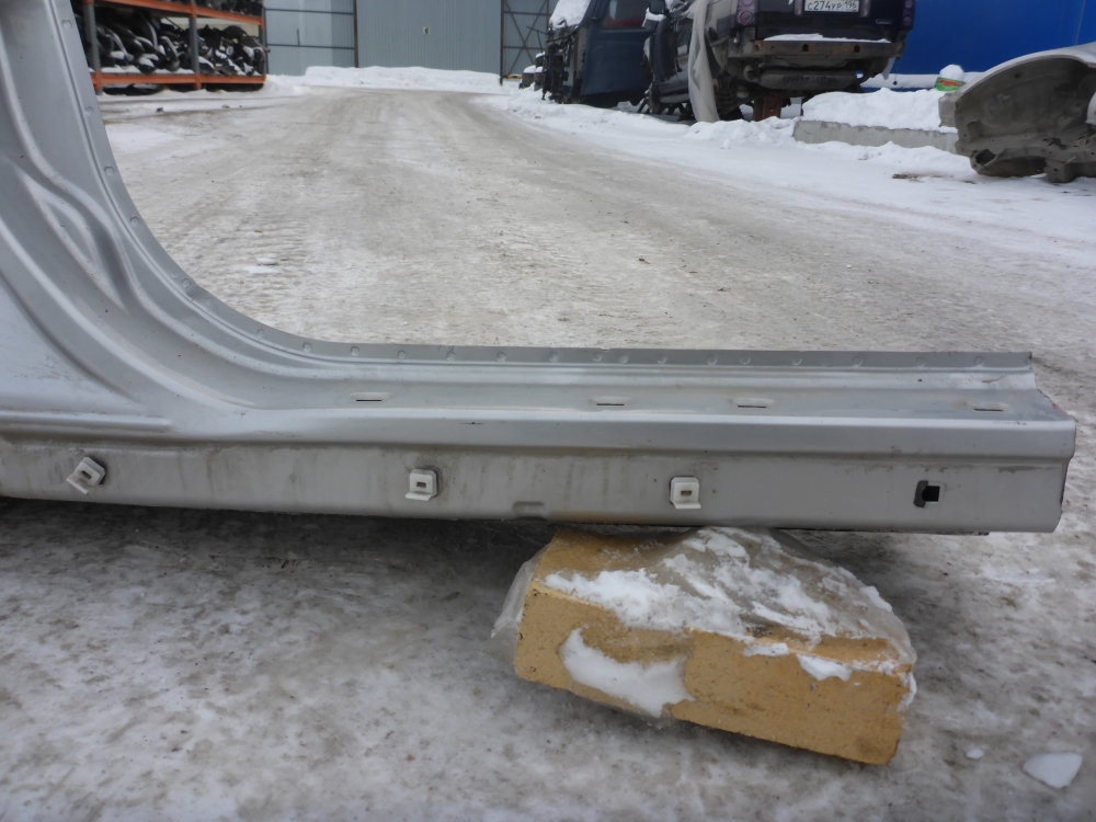 Порог со стойкой правый