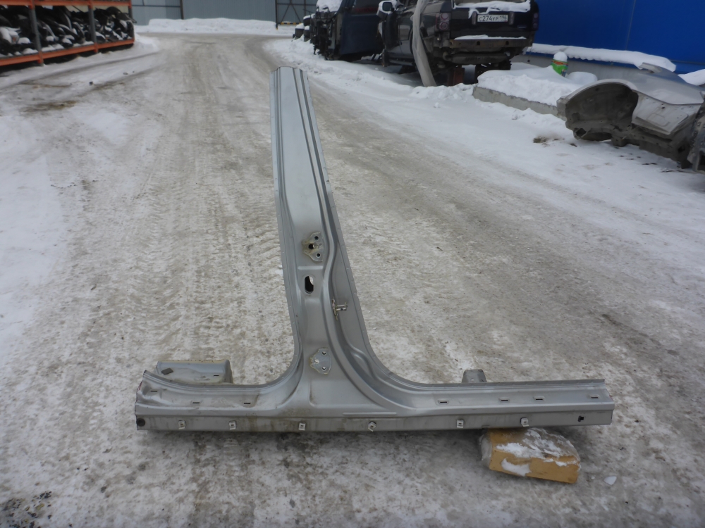 Порог со стойкой правый